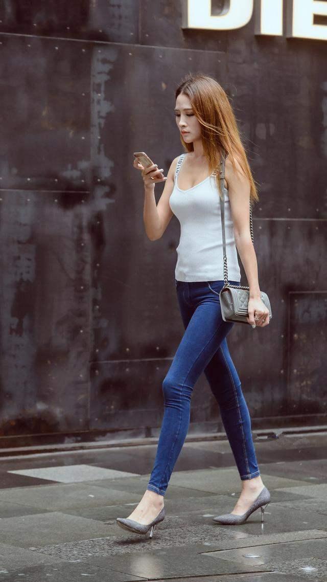 街拍：美女条纹半身裙搭配黑色抹胸吊带，成熟中带着一些小性感！