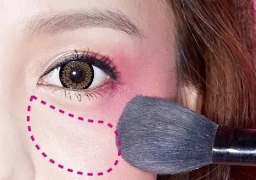 「爱心」腮红不会涂?那就毁了一张脸的妆。