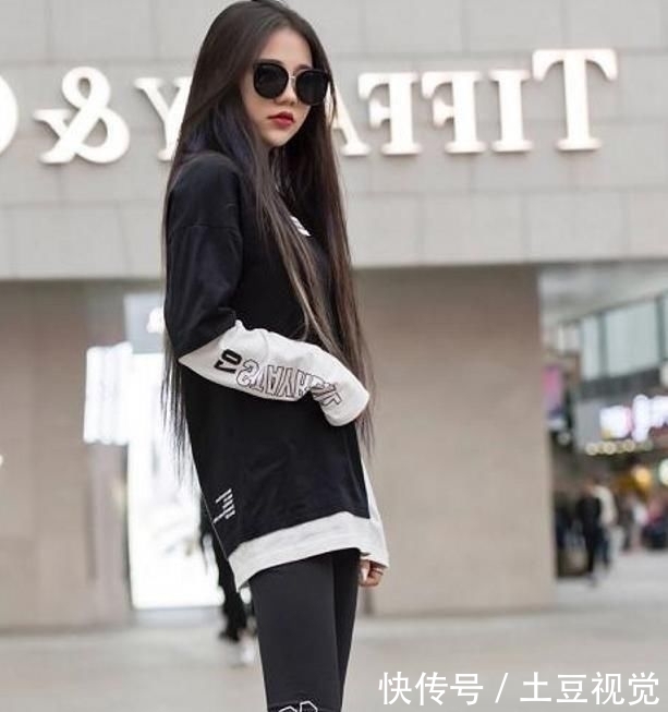 『风范』街拍:般般入画的小姐姐,一条浅蓝色的连衣裙,优雅气质女神风范