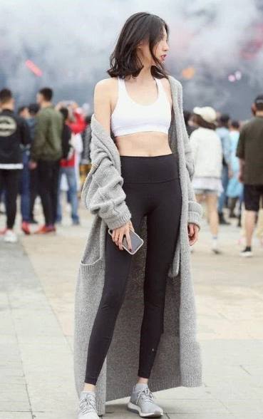 街拍：穿紧身裤美女，这身材真性感，图5的小姐姐这样能出门？