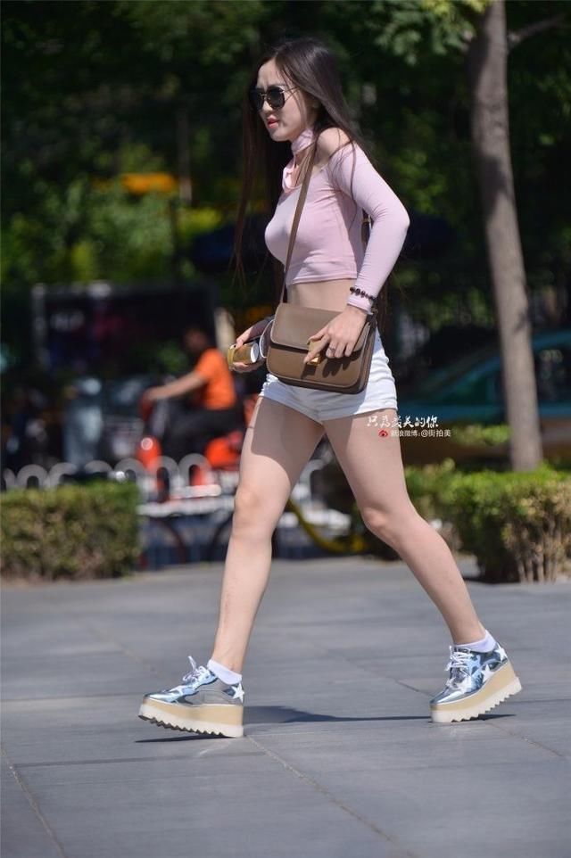  [国色天香]街拍美女性感端庄的小妹妹，算得上是国色天香