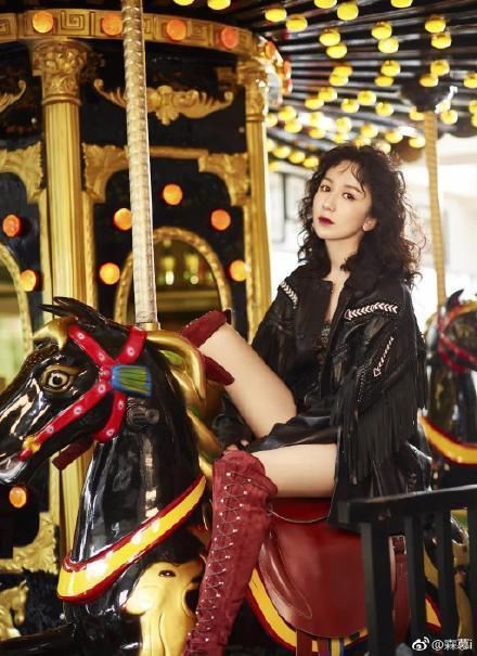 29岁娄艺潇与39岁陈乔恩同穿一字肩牛仔裙，纯天然和整容脸的区别