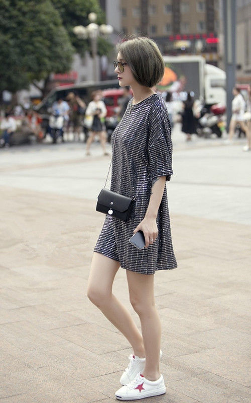 路人街拍:温文尔雅的你不需雍容华贵的服饰，素衣照样衬托你的美