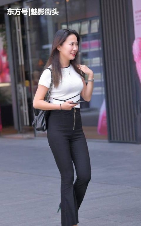  漂亮：白T恤加黑色长裤，一双绿色高跟鞋做点缀，整体搭配精致又漂亮