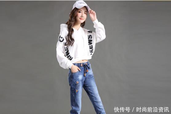 微胖牛仔裤美女，凸显魅力小蛮腰，浑身满满女人味