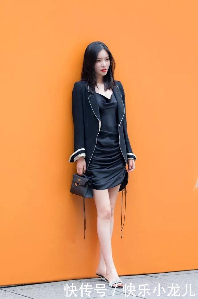  #宽松#街拍：小姐姐内搭宽松的黑色吊带连衣裙，加上高跟鞋的加持尽显高贵优雅