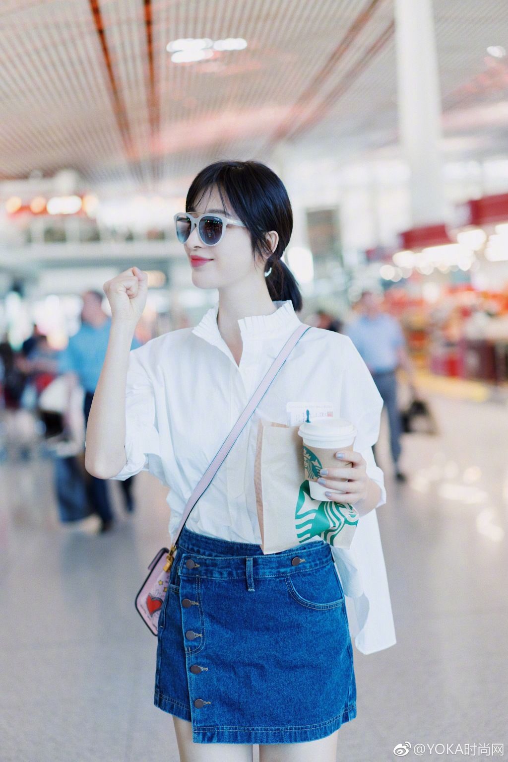 张俪机场粉丝跟拍美图，一双白皙美腿真的漂亮 这才叫白的发光