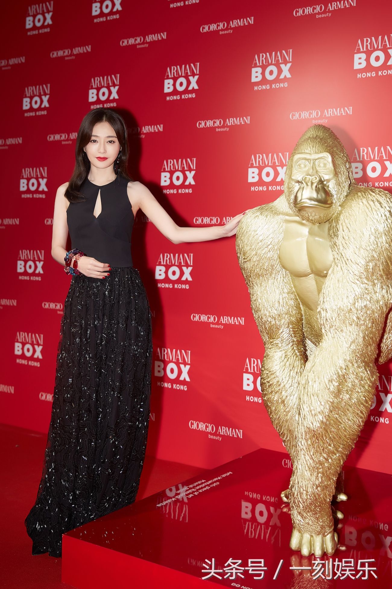 秦岚优雅亮相香港时尚活动，简洁中显露性感