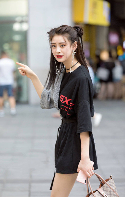 路人街拍，背心搭配波点裙，夏季的凉爽扑面而来