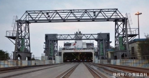 韩国游客来中国旅游，坐了这趟火车后，直言：我们韩国做不到这样