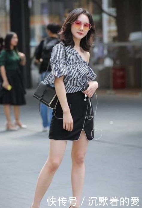  「清秀」街拍：身材出众傲人的小美女，容颜清秀甜美，好美
