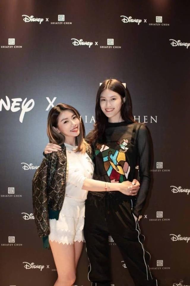 程晓玥裙子穿的太短，坐下时尴尬了！网友：我是郑恺也不要你！