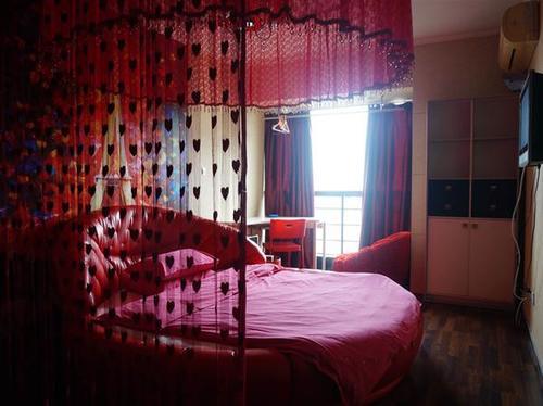 情侣酒店的床为什么是圆的？不应该是天圆地方吗？