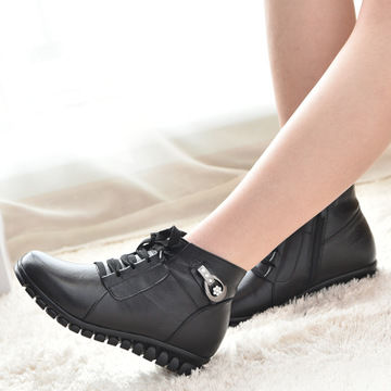 女人一旦过了45，别穿高跟鞋，多穿这“靴子”，简约不失优雅