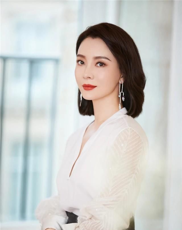  自然大方@四十岁女人,别总是留短发,3种减龄发型,妩媚动人显年轻!