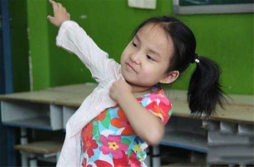 对孩子:心理学家坦言:孩子到了这个年龄,别再穿别人家的“旧衣服”