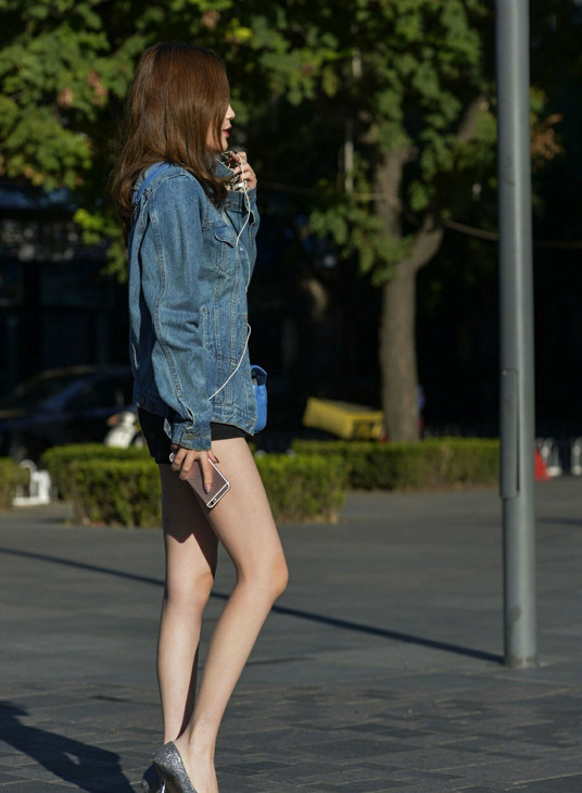 气质小姐姐穿着黑色短裤搭配银色高跟鞋，逆天的大腿腿很吸睛