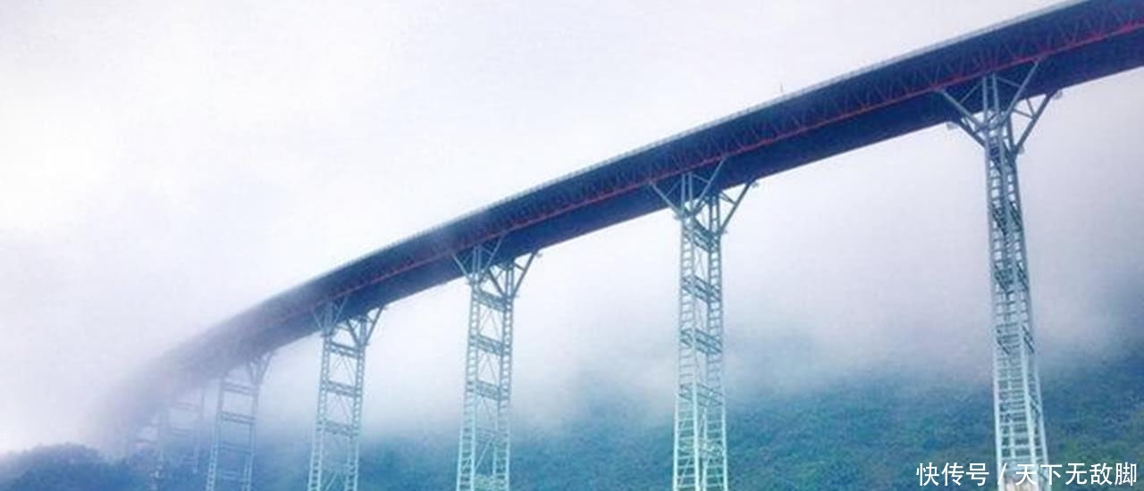  我国■我国真正的“天路”，240公里是高架桥和山洞，像坐过山车