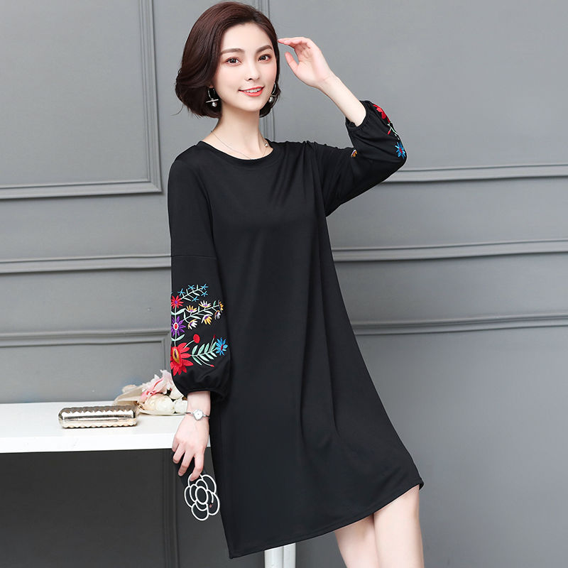 太美了,136斤老婆真会穿搭,连衣裙+风衣显瘦显气质,美极了