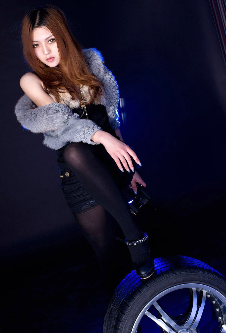 影棚下的现代时尚美女摄影师