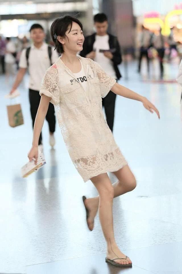 改穿地摊蕾丝和拖鞋的周冬雨终于不穿牛仔裤配高筒靴