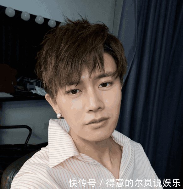 任嘉伦发朋友圈为孩子补过满月, 却不敢回“出轨”微信