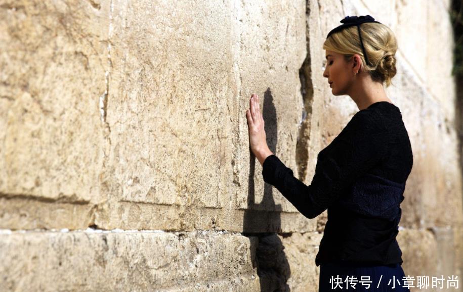 不一样伊万卡:图2穿带有黑点黑丝袜,图4穿印花小短裙!!