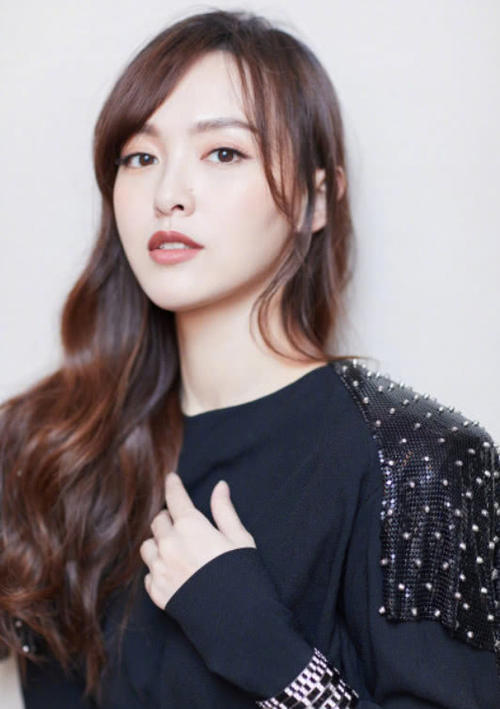 唐嫣这件衣服厉害了！一件衣服毁全身，网友：是不是得罪造型师了