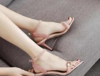 可爱的脚丫美丽迷人!小资情调的高跟凉鞋!