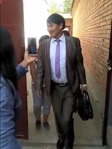 “大衣哥”家乡打造旅游景区,有美女老板参观,“大衣哥”亲自当