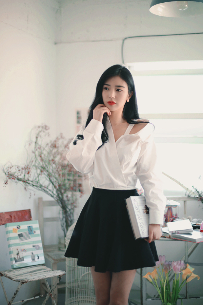 街拍：知性御姐范的小姐姐，美女中的极品，网友：一波接着一波