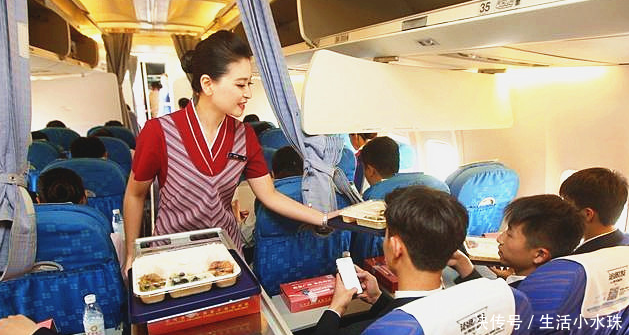 为什么坐飞机时，空姐会不停的送吃的？多数人不知其中“玄机”