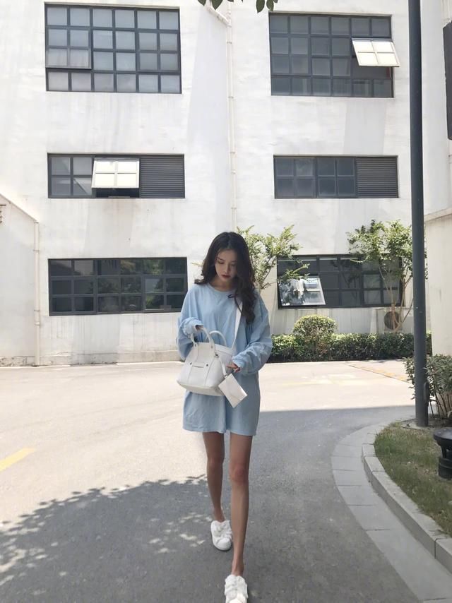 黄一琳真疯狂！全身上下只穿了件T恤就出门，网友：敢坐下吗？