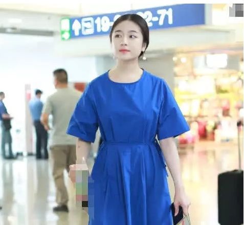 19岁李兰迪长得着急，穿的倒很水灵，连衣裙款式不错!