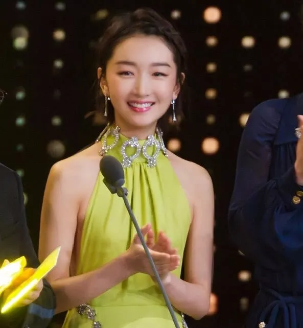 周冬雨为美也是拼了!直接把钻石夹脖子上,看着都扎着疼!