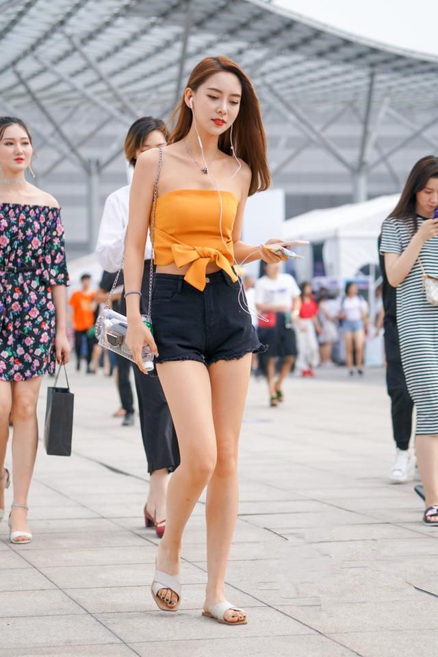 街拍路人，时下最火的穿搭装扮，让你在人群中尽显独特风采