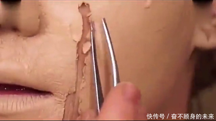 女子在脸上摸了50层粉底，揭下来后，令人们感到不可思议