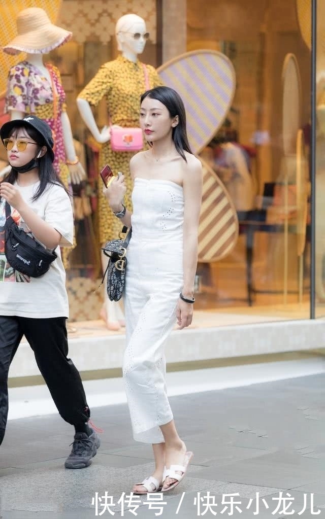 『尽显』街拍:美女牛仔外衣内搭白色高腰T恤,尽显好身材