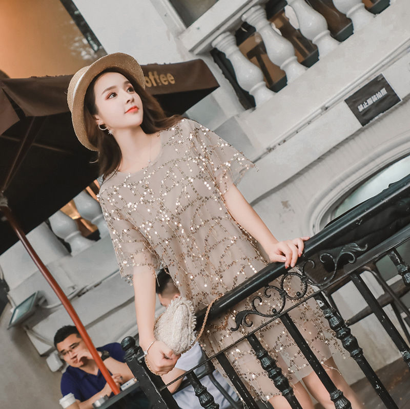 泳衣扔了吧!学学海边小姐姐穿“亮丝裙”，轻松迷倒一大片