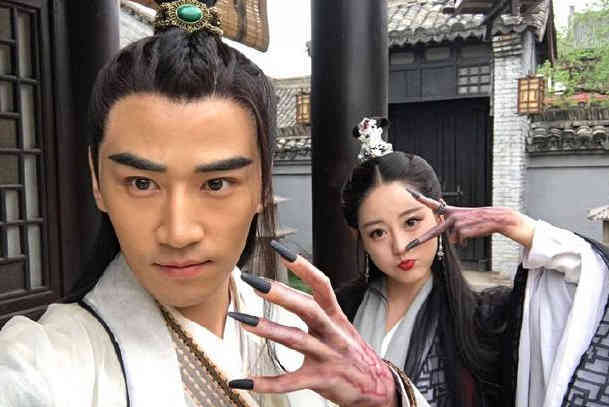 新版《倚天》杀青照,周芷若太美,网友:宋青书比张无忌帅多了