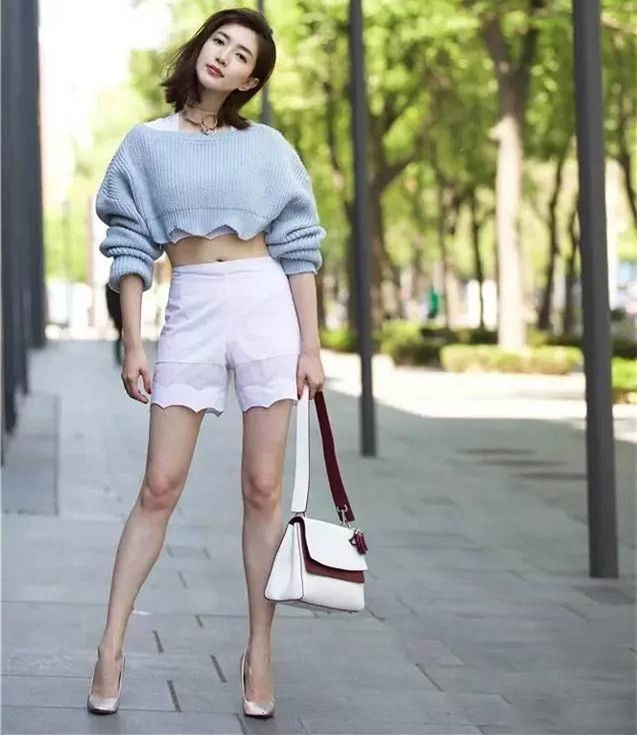 江疏影烫了个卷刘海，整个人都焕然一新，网友：不愧是女神