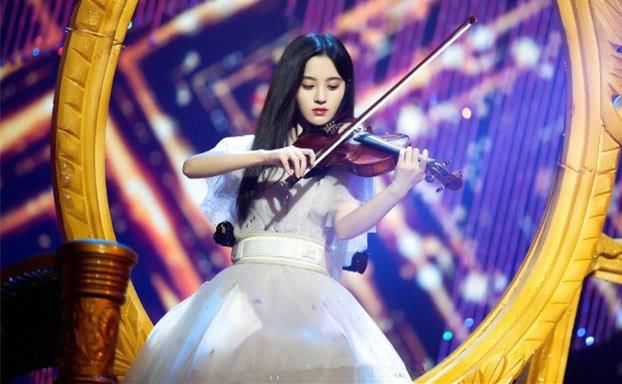 “四千年美女”鞠婧祎机场穿2千长筒棉袜，网友:不怕臭脚吗?