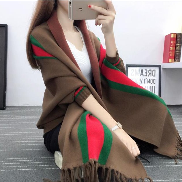 别再穿风衣外套了，今秋流行的是这几款披肩外套，美的我都不想脱