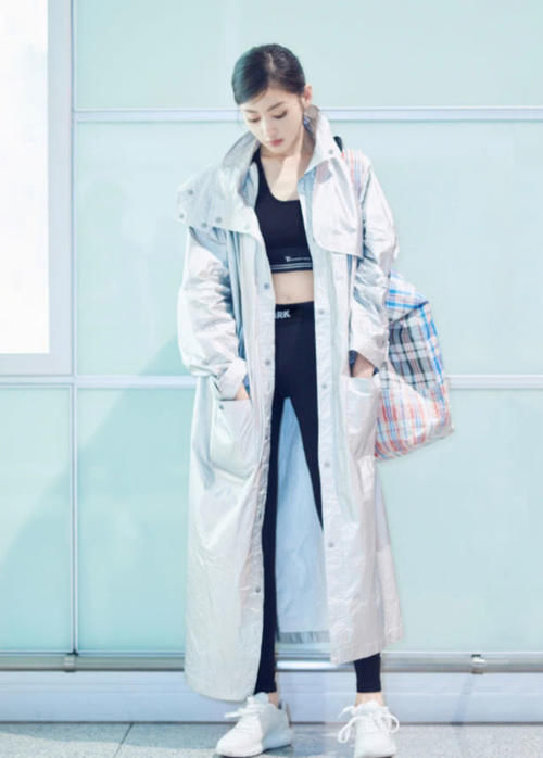 张天爱的身材让人服了,大秀A4腰让人挪不开眼,长腿逆天美翻天!