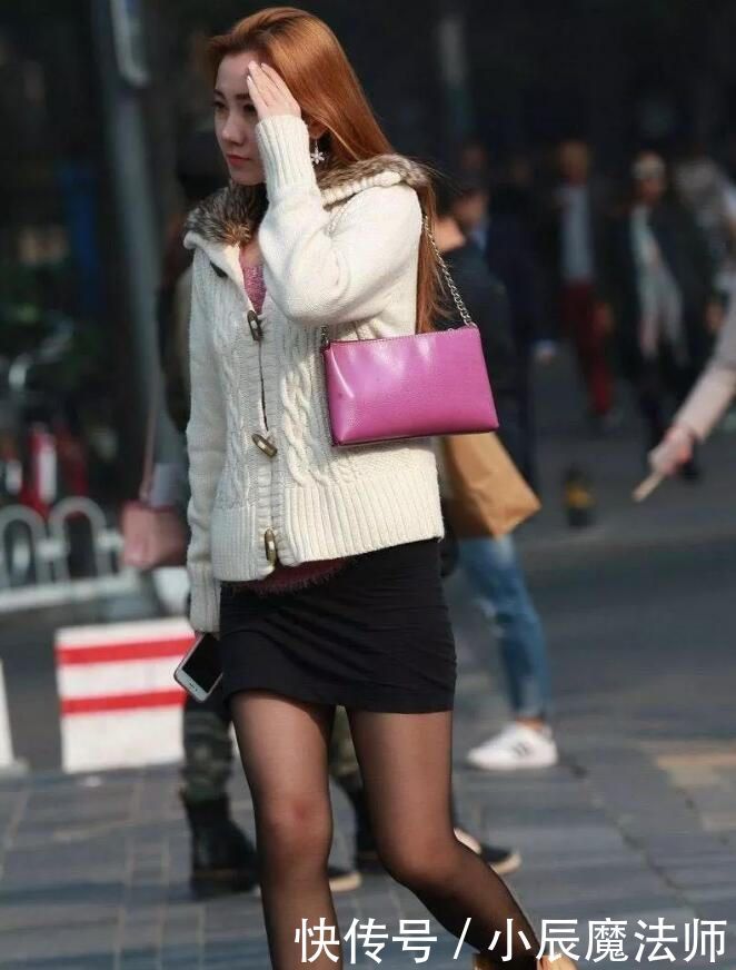 「 美女」自己喜欢就好，不过搭配短裙穿更好看，街拍美女：黑丝袜or白丝袜