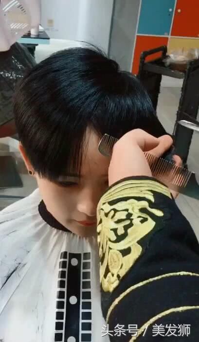 身材超有料的短发美女想剪个新发型，剪完后的样子真的是男女通吃