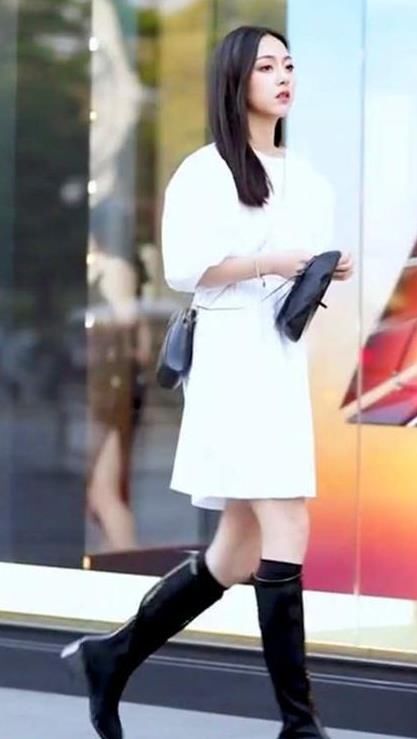  [美女]街拍：皮肤白皙的美女，一条白色的连衣裙，时尚唯美好身姿