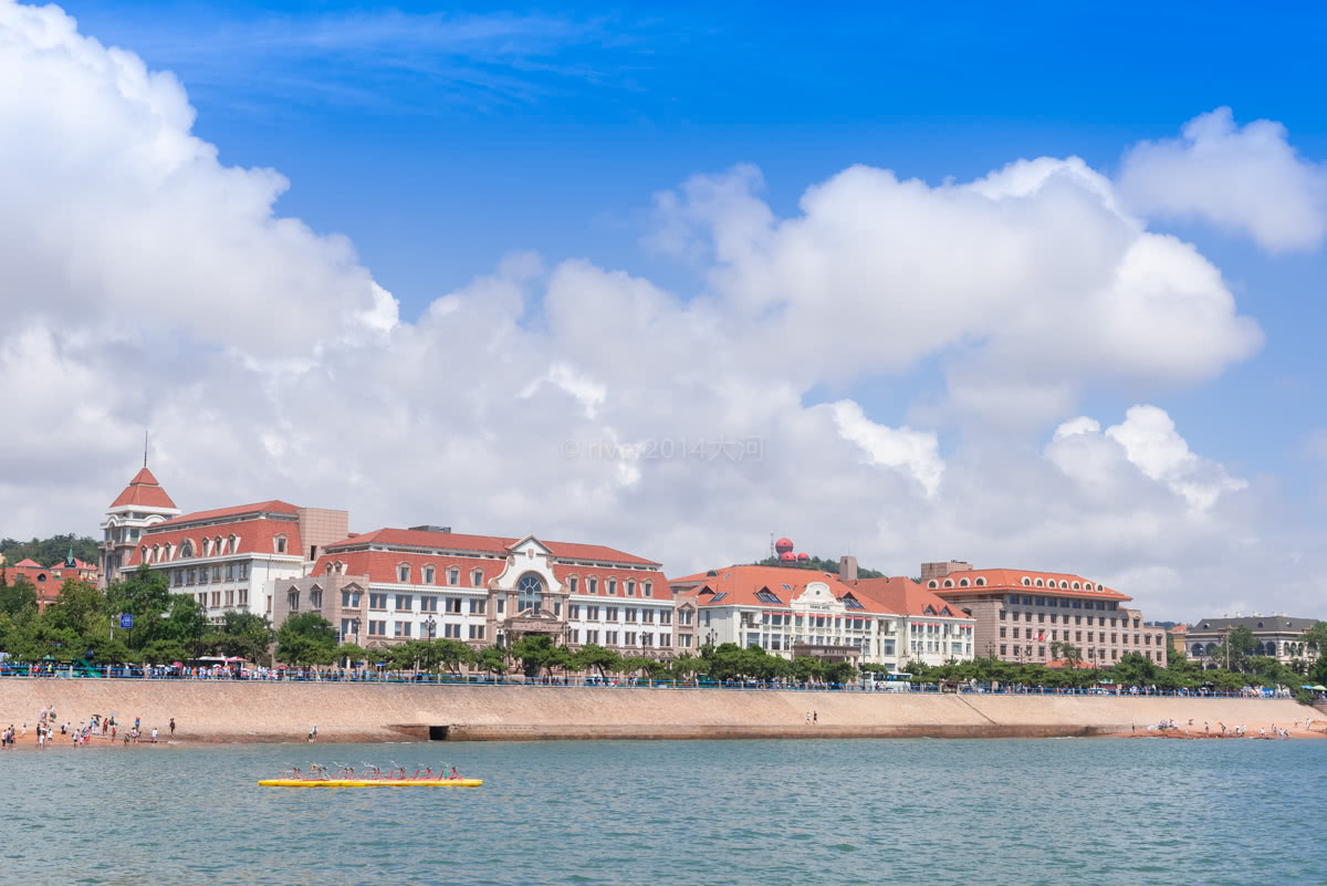 青岛的标志栈桥，已经美了126年，依然游客云集