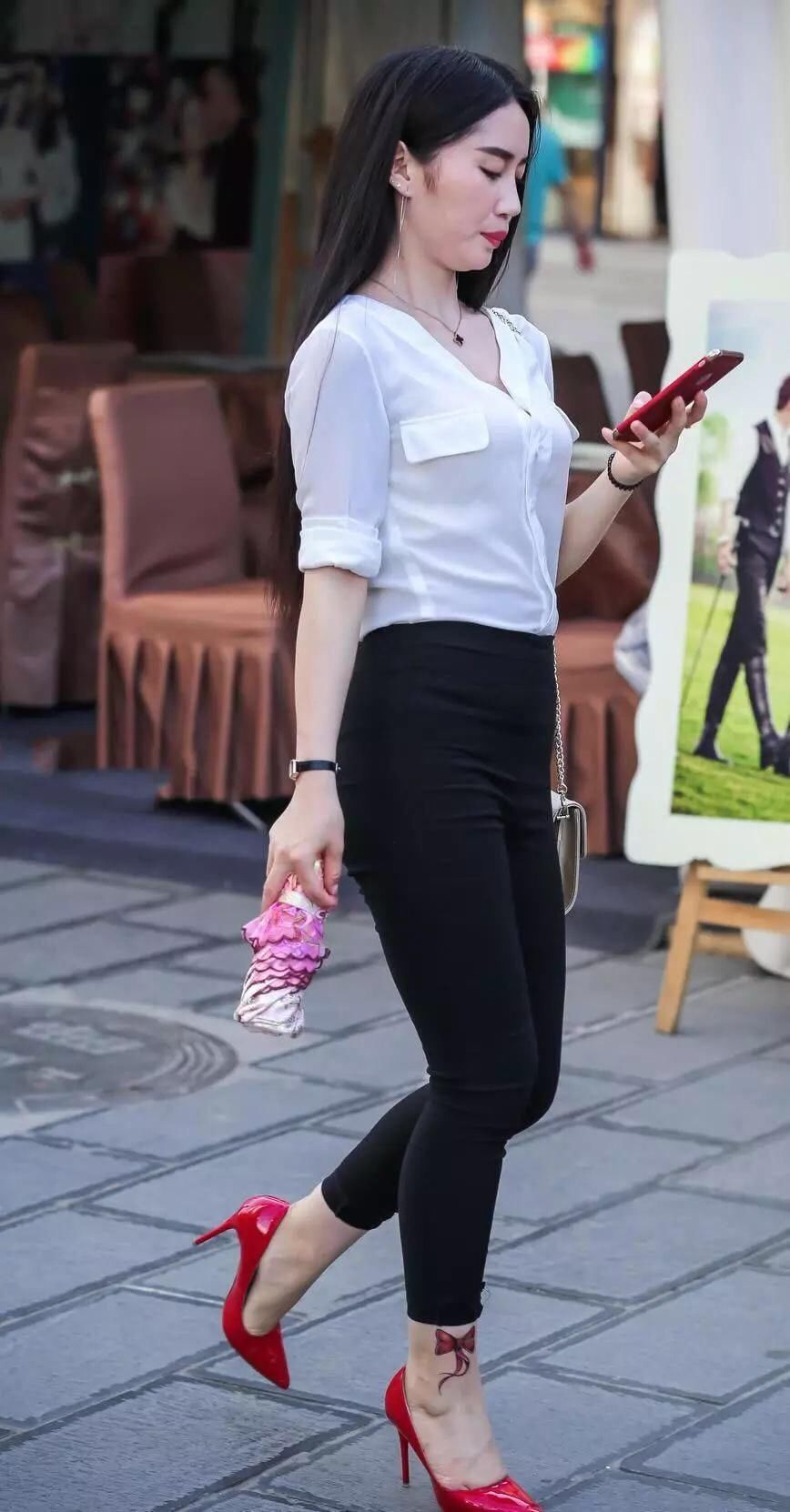 街拍:黑色紧身裤性感大姐，穿的鞋子刺眼