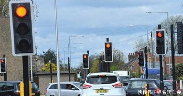 新版红绿灯倒计时取消，车主：被扣分时，我也有点懵